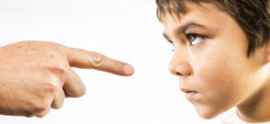 Leia mais sobre o artigo Como Manejar Comportamentos Opositores em Crianças: Guia Prático para Pais